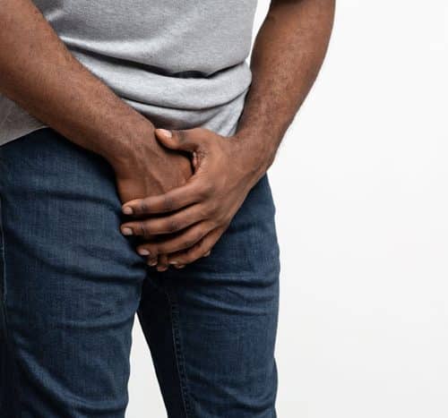 在一个关于包皮手术恢复的博客中，男人抱着腹股沟的图片